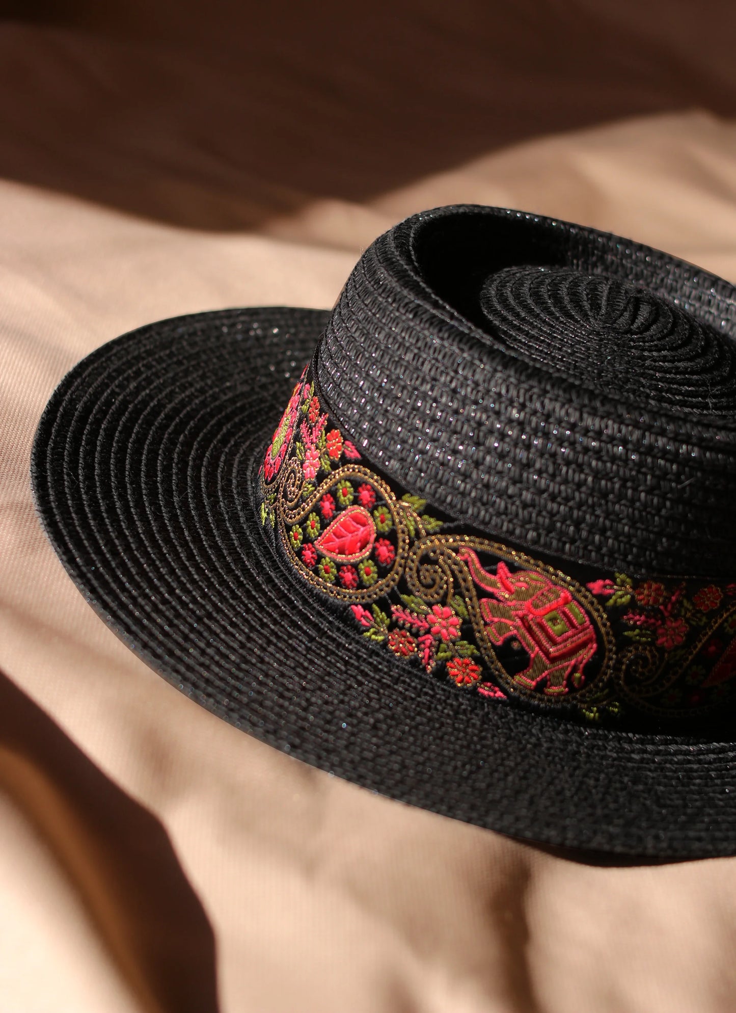 Chapeau de paille KIARA, galon vert fuchsia. Taille réglable