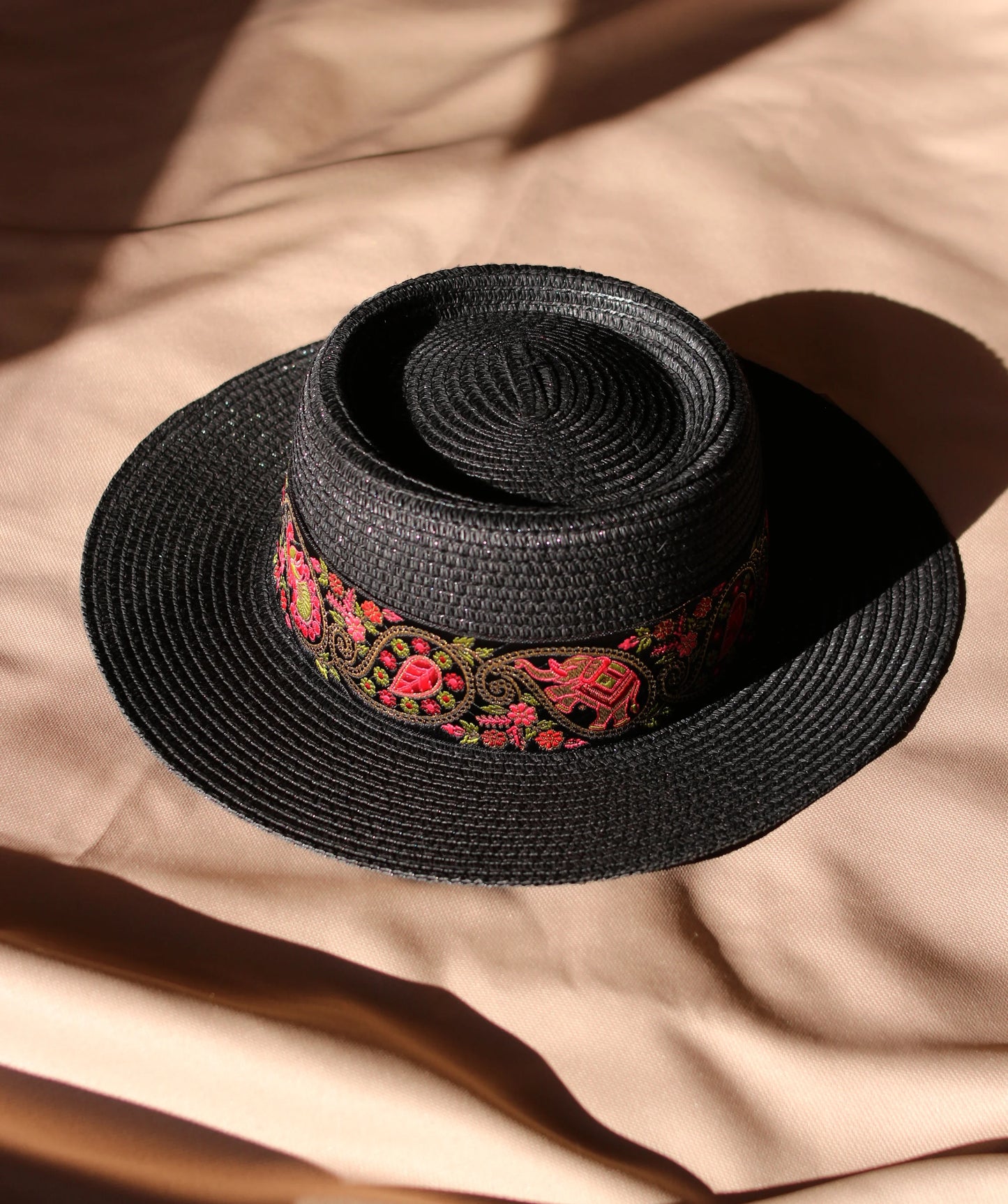 Chapeau de paille KIARA, galon vert fuchsia. Taille réglable