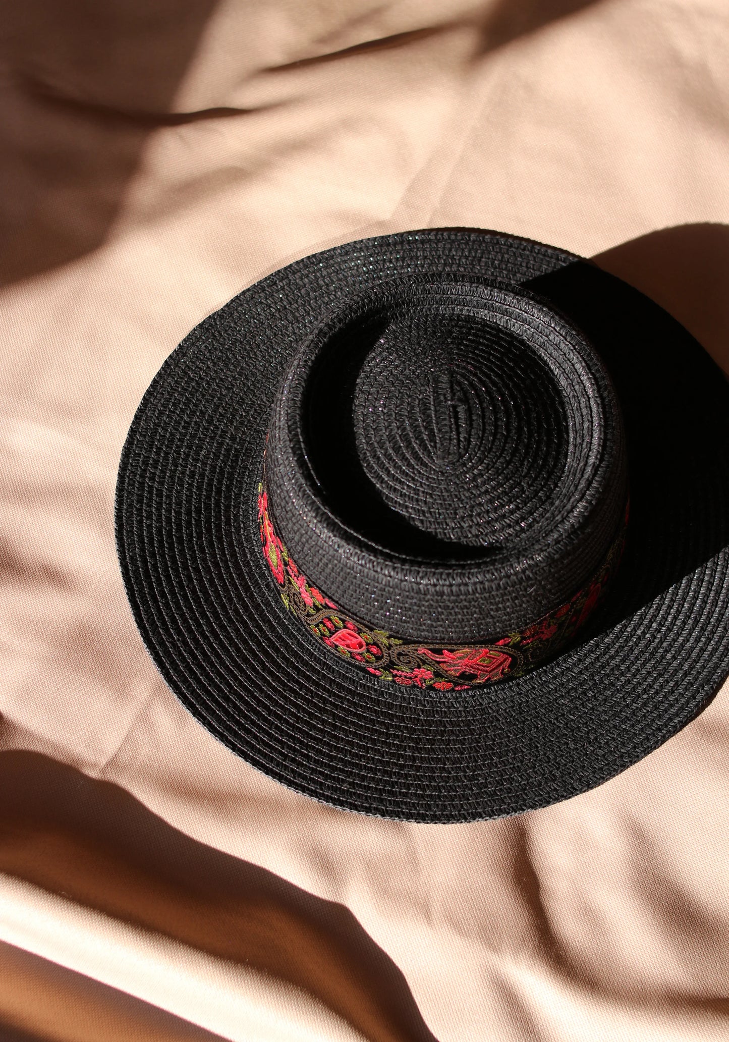 Chapeau de paille KIARA, galon vert fuchsia. Taille réglable