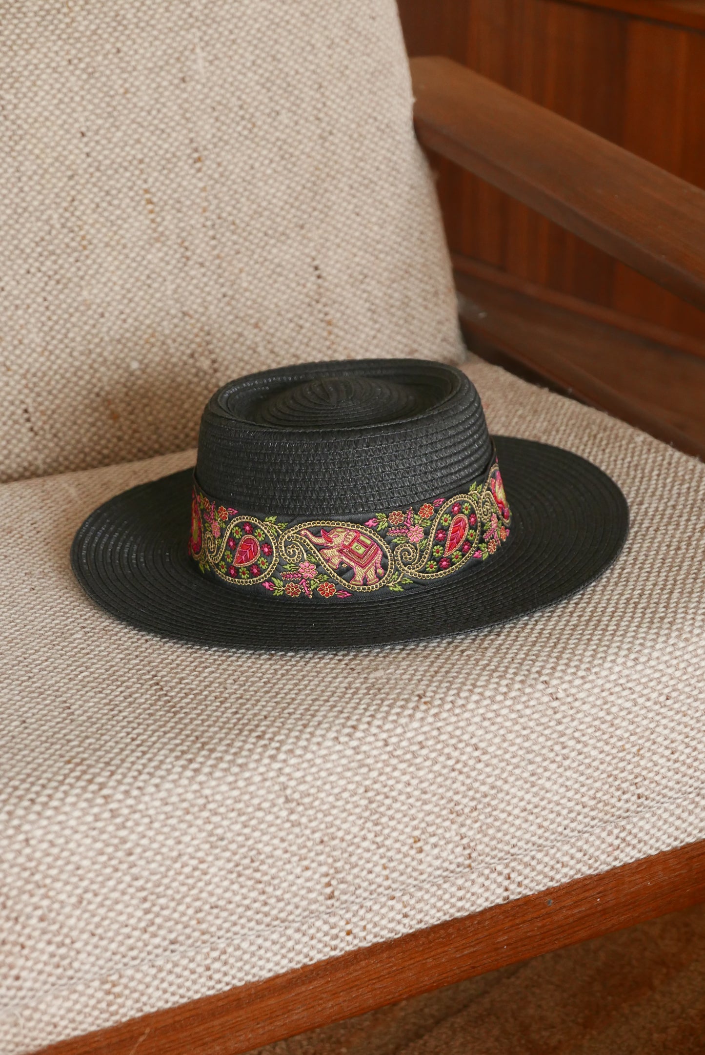 Chapeau de paille KIARA, galon vert fuchsia. Taille réglable