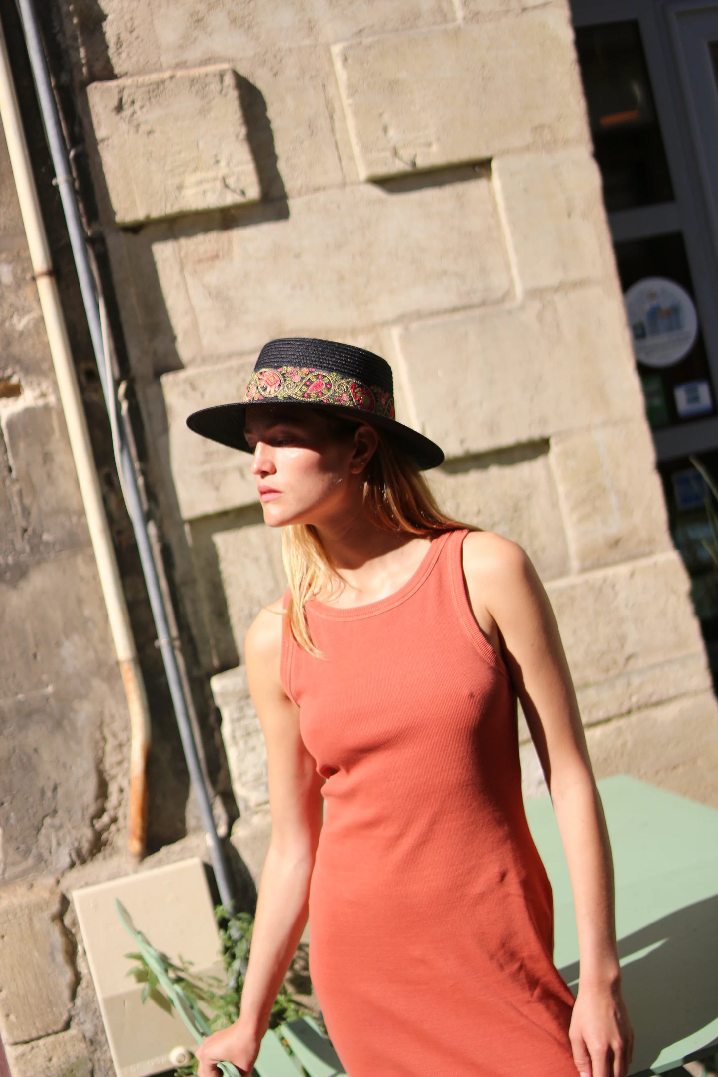 Chapeau de paille KIARA, galon vert fuchsia. Taille réglable