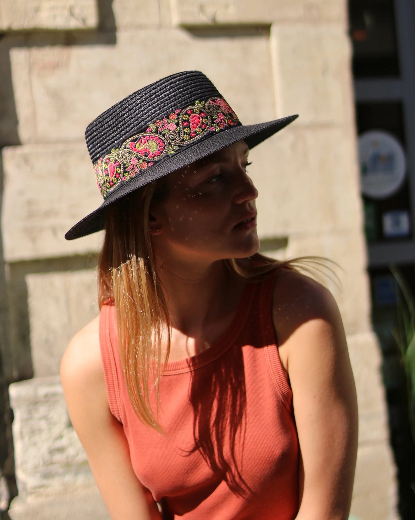 Chapeau de paille KIARA, galon vert fuchsia. Taille réglable