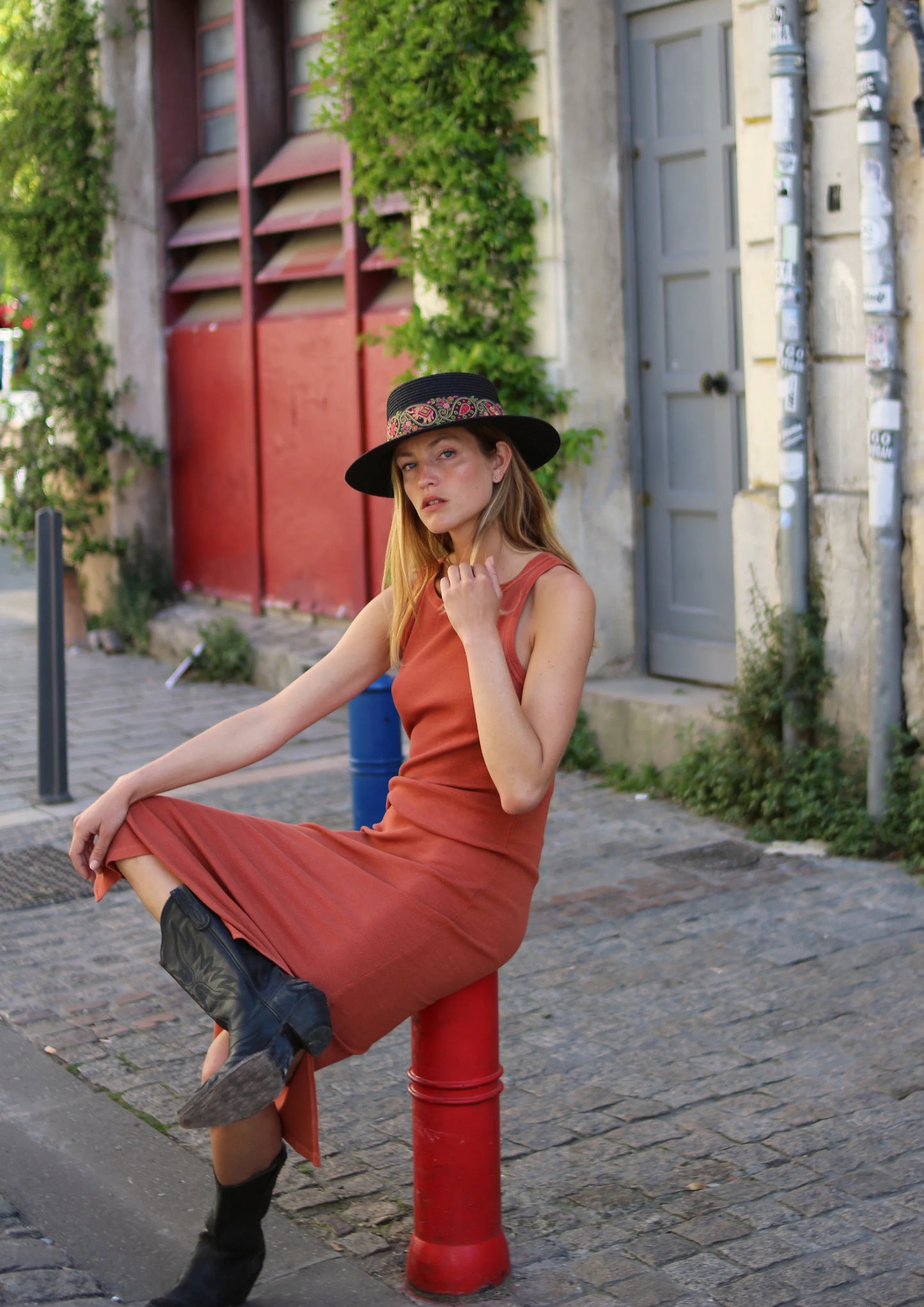 Chapeau de paille KIARA, galon vert fuchsia. Taille réglable
