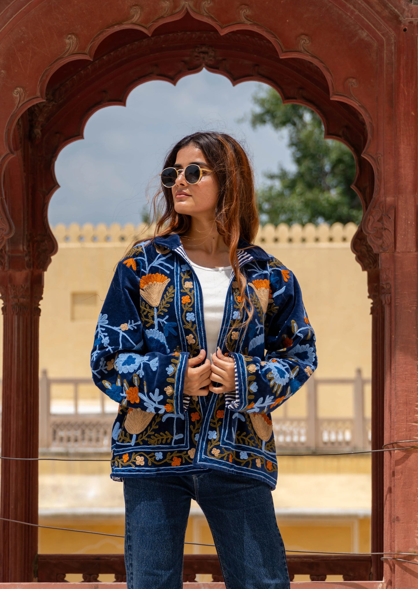 Veste Brodée BLEUE, velours & broderies multicolores