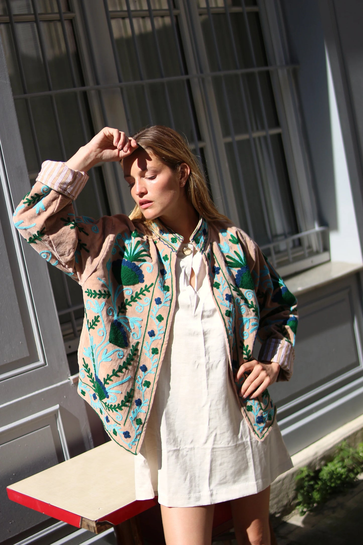 Veste Brodée BEIGE, velours & broderies bleu vert
