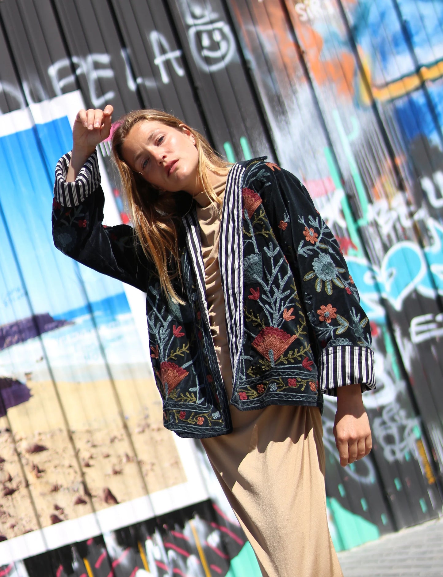 Veste Brodée NOIRE, velours & broderies multicolores