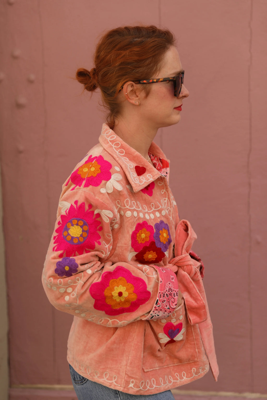 Veste en velours brodé Poupée Rousse × Red Macchiato – Rose Pêche