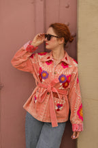 Veste en velours brodé Poupée Rousse × Red Macchiato – Rose Pêche