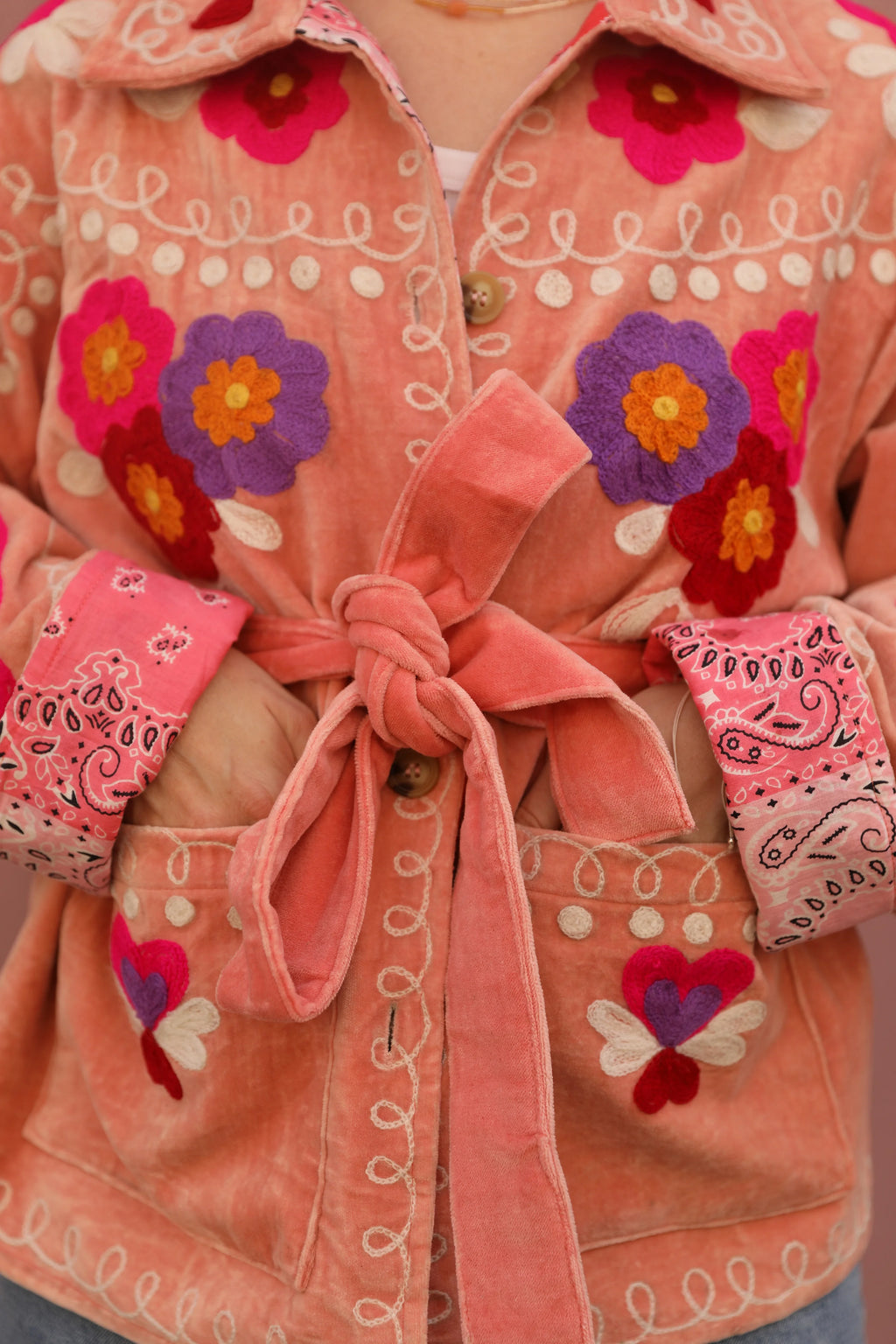 Veste en velours brodé Poupée Rousse × Red Macchiato – Rose Pêche