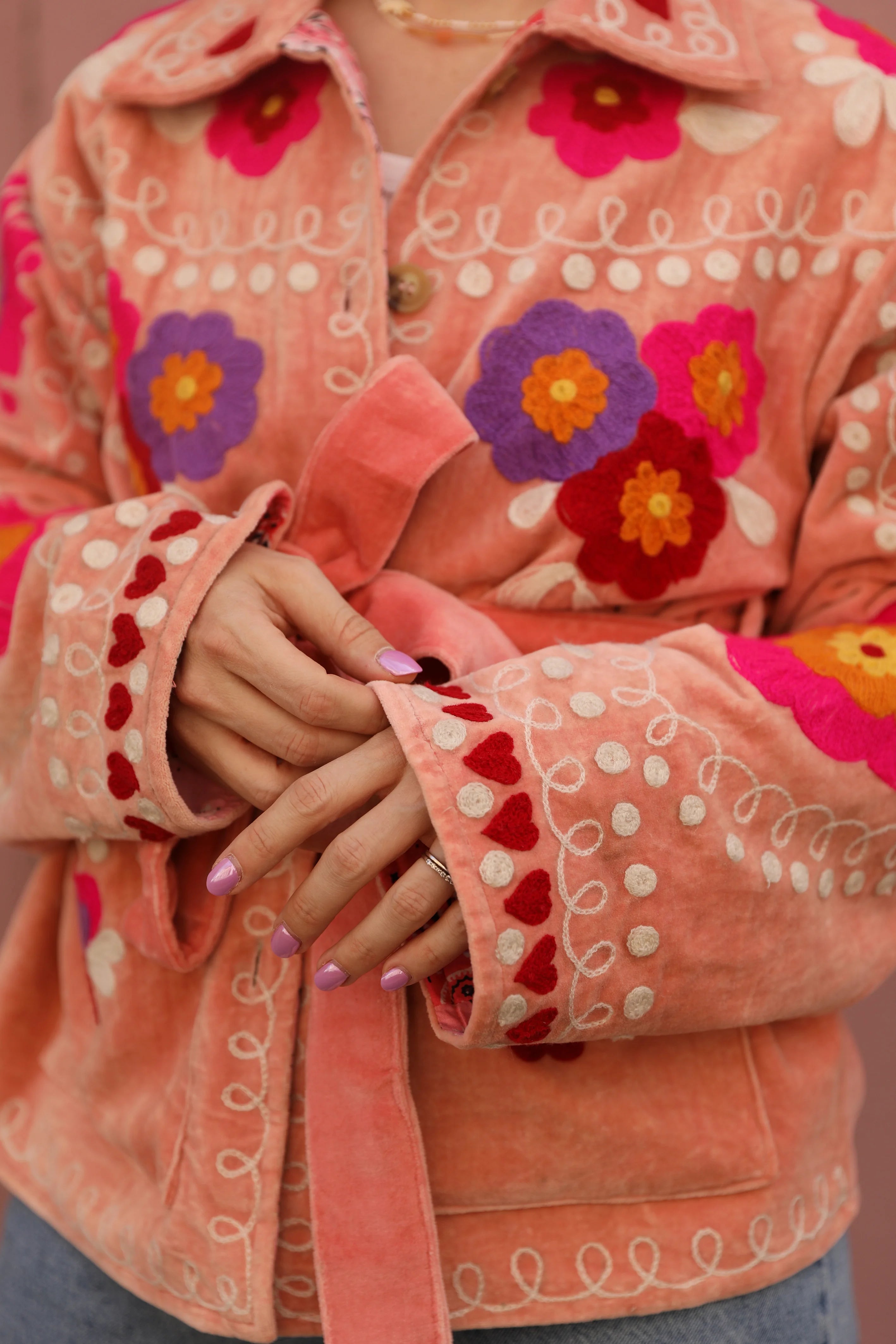 Veste en velours brodé Poupée Rousse × Red Macchiato – Rose Pêche