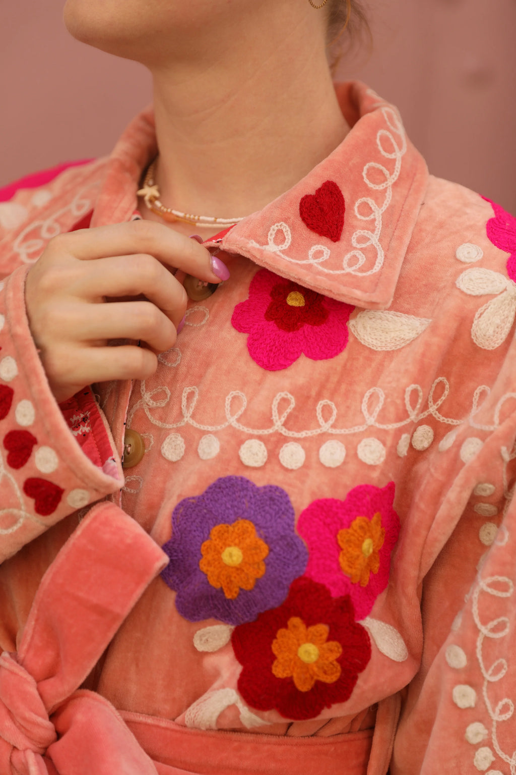 Veste en velours brodé Poupée Rousse × Red Macchiato – Rose Pêche