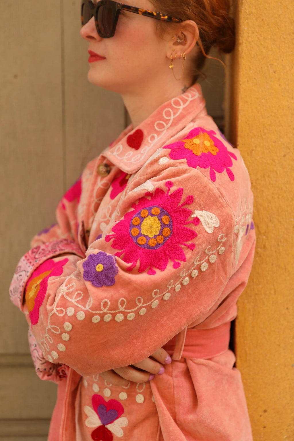 Veste en velours brodé Poupée Rousse × Red Macchiato – Rose Pêche