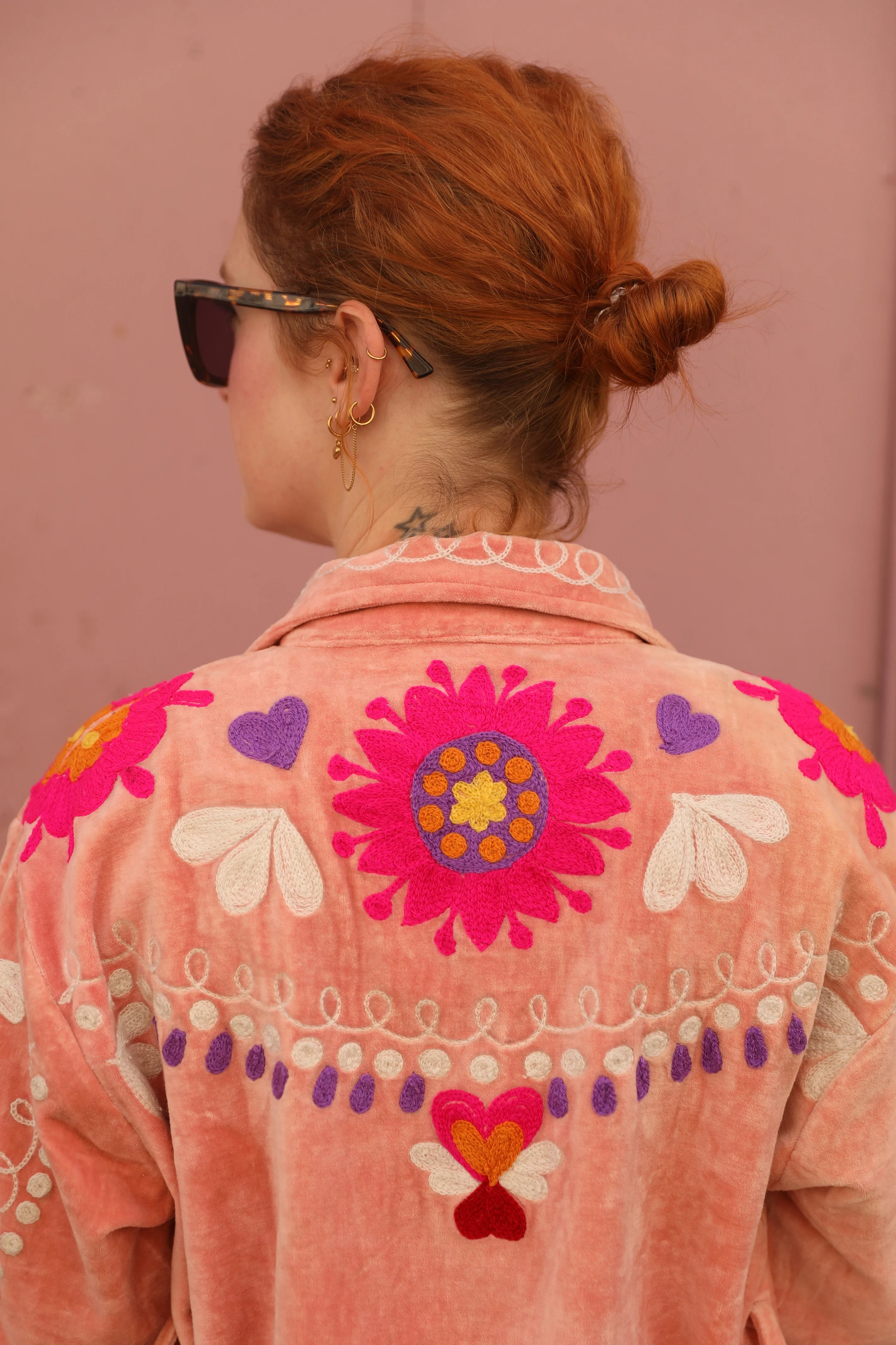 Veste en velours brodé Poupée Rousse × Red Macchiato – Rose Pêche