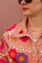 Veste en velours brodé Poupée Rousse × Red Macchiato – Rose Pêche