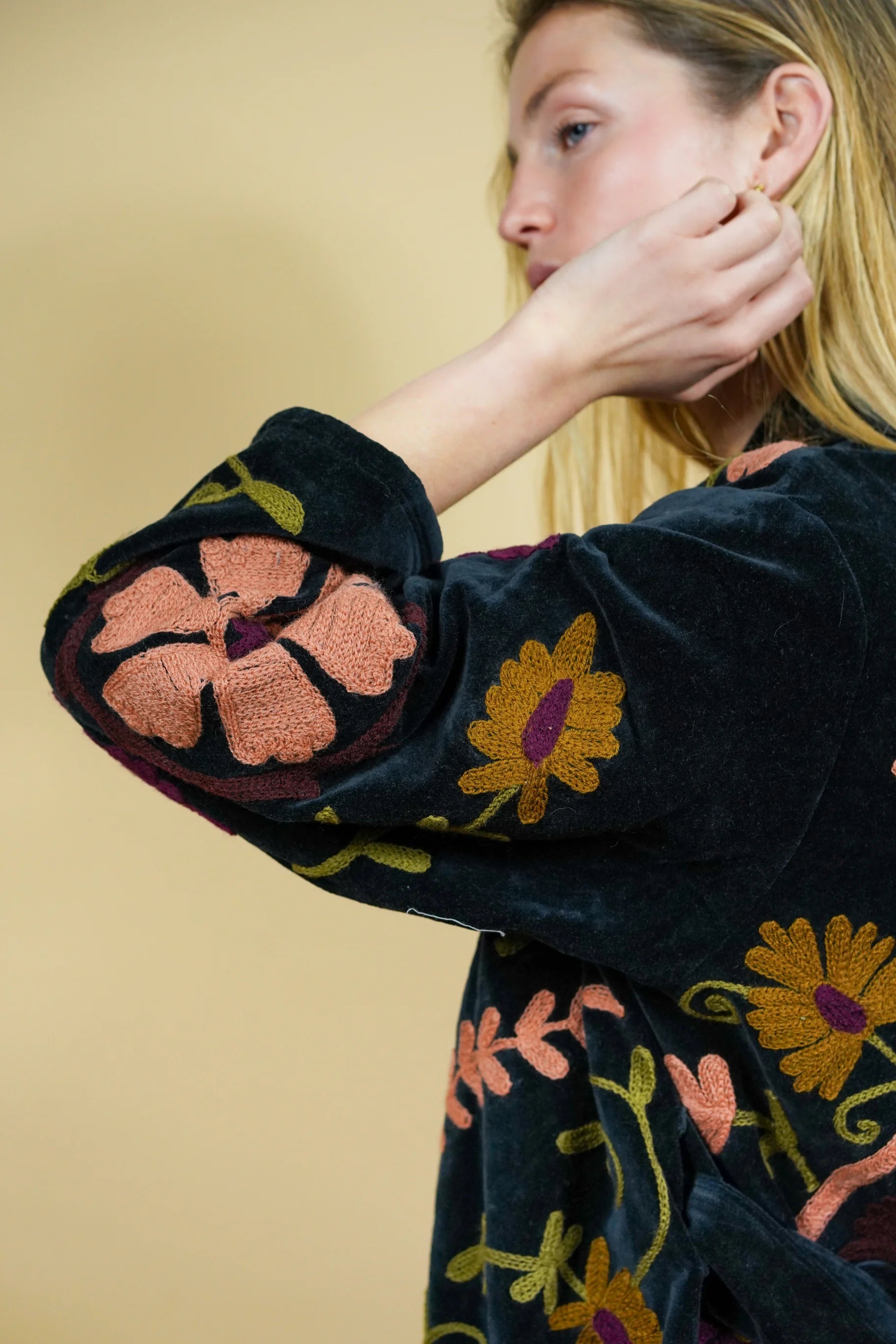 Veste Kimono en velours noir brodé
