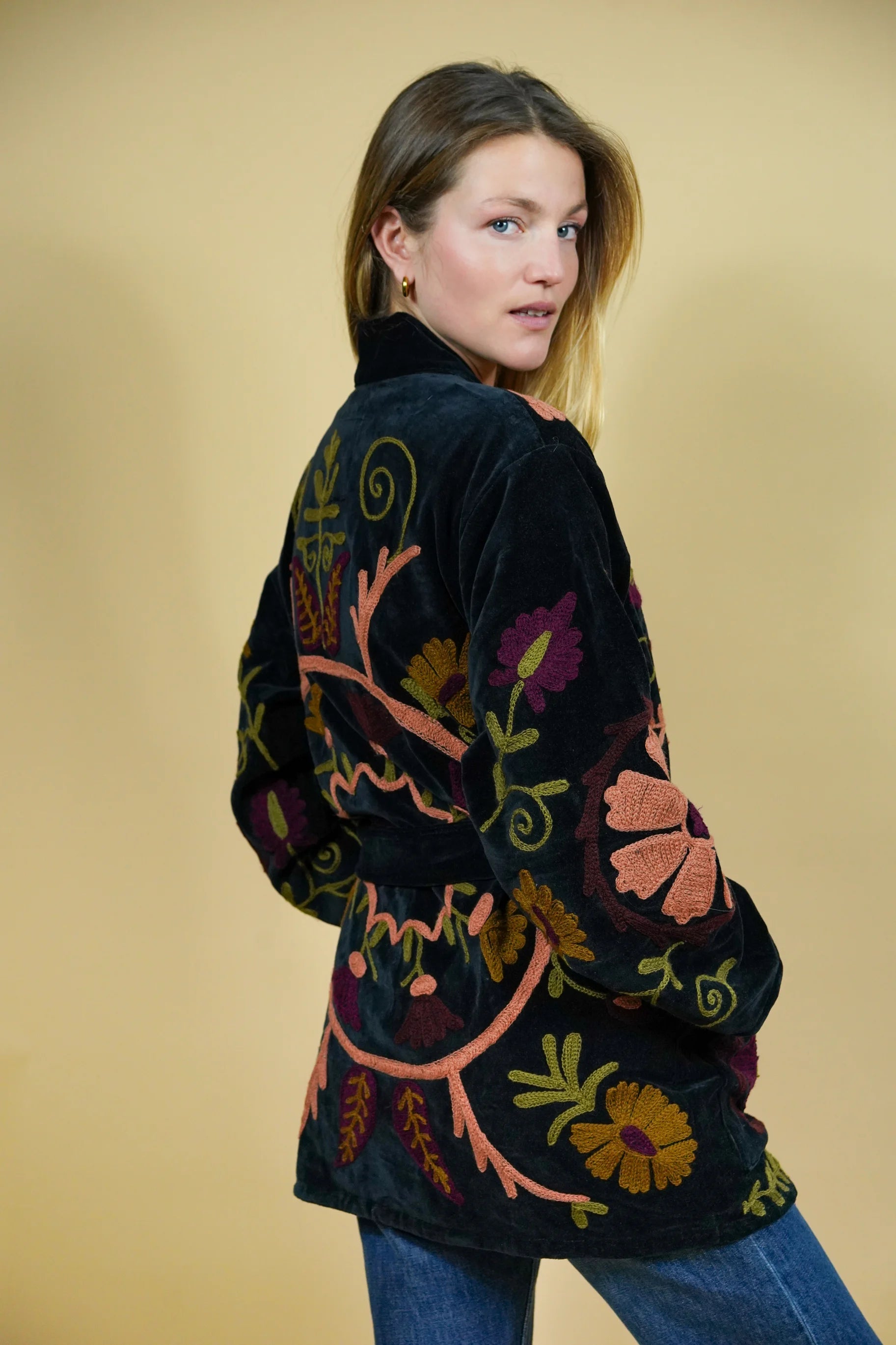 Veste Kimono en velours noir brodé
