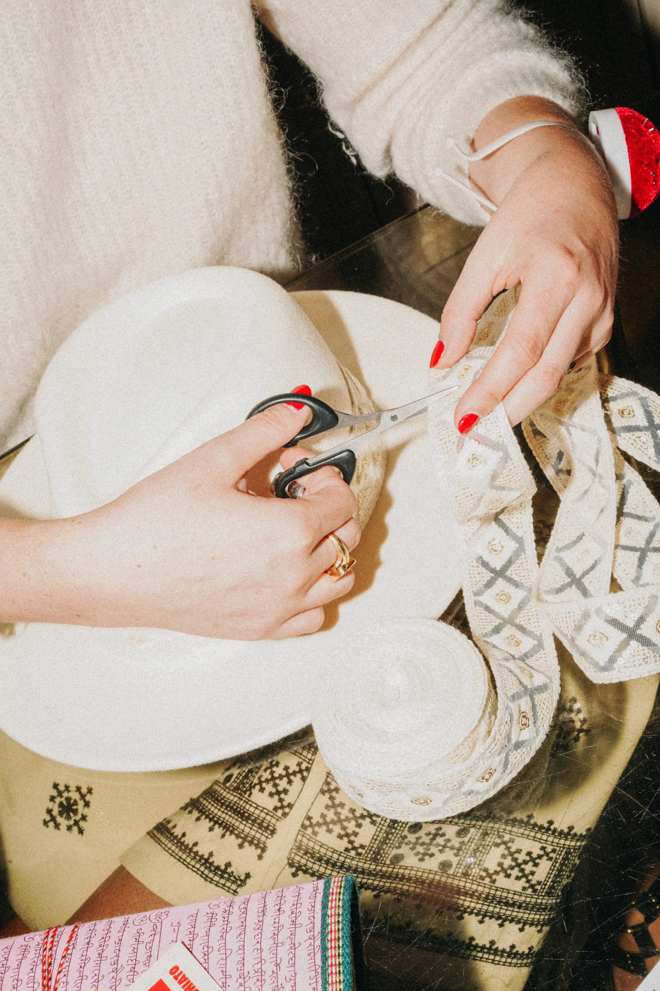 Chapeau en laine SACHA, galon blanc. Taille réglable