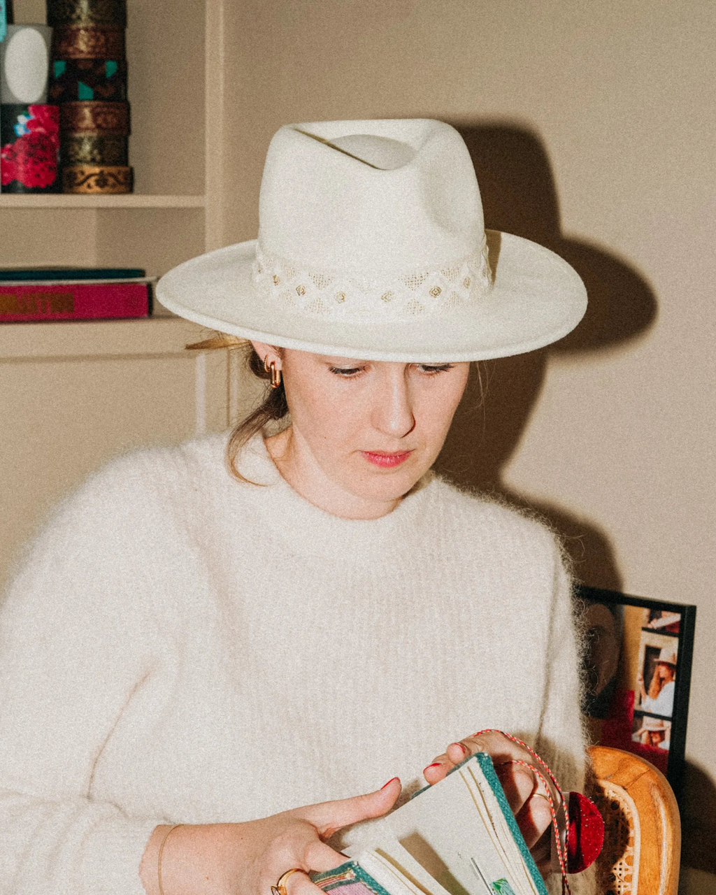 Chapeau en laine SACHA, galon blanc. Taille réglable