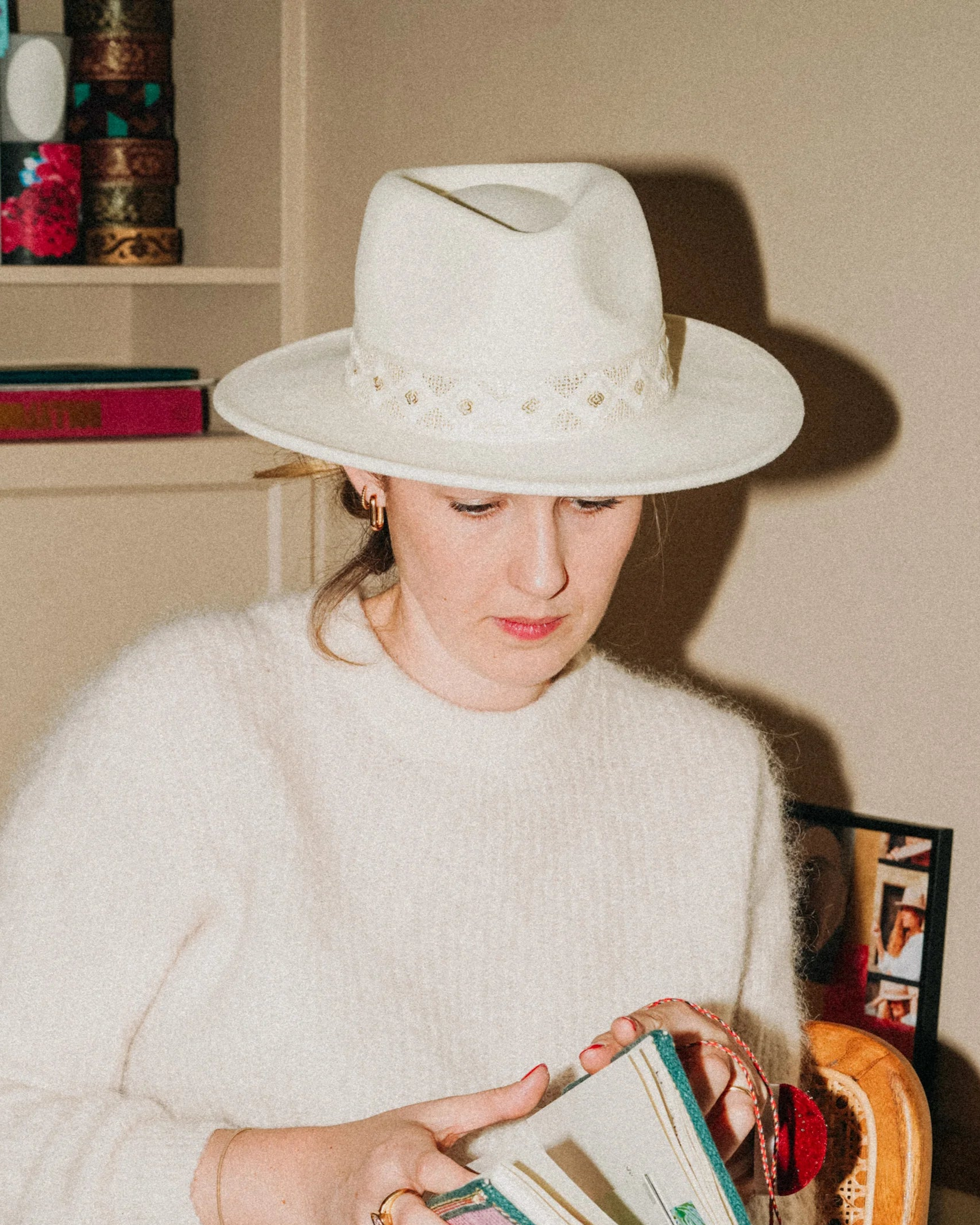 Chapeau en laine SACHA, galon blanc. Taille réglable