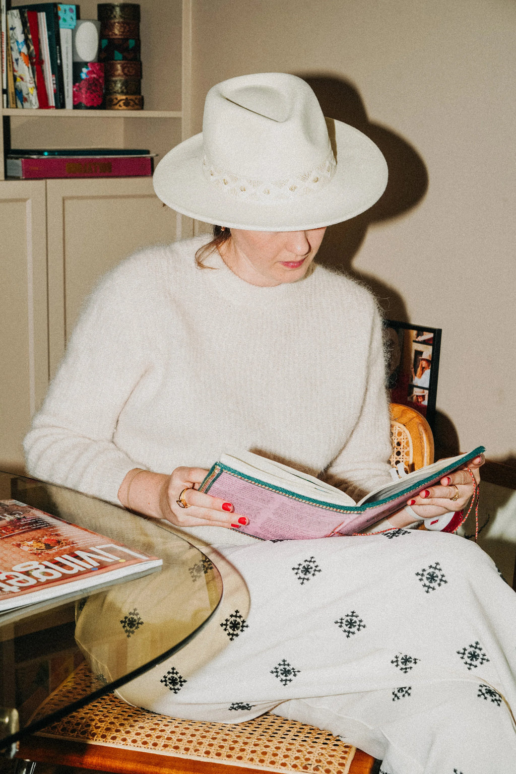 Chapeau en laine SACHA, galon blanc. Taille réglable