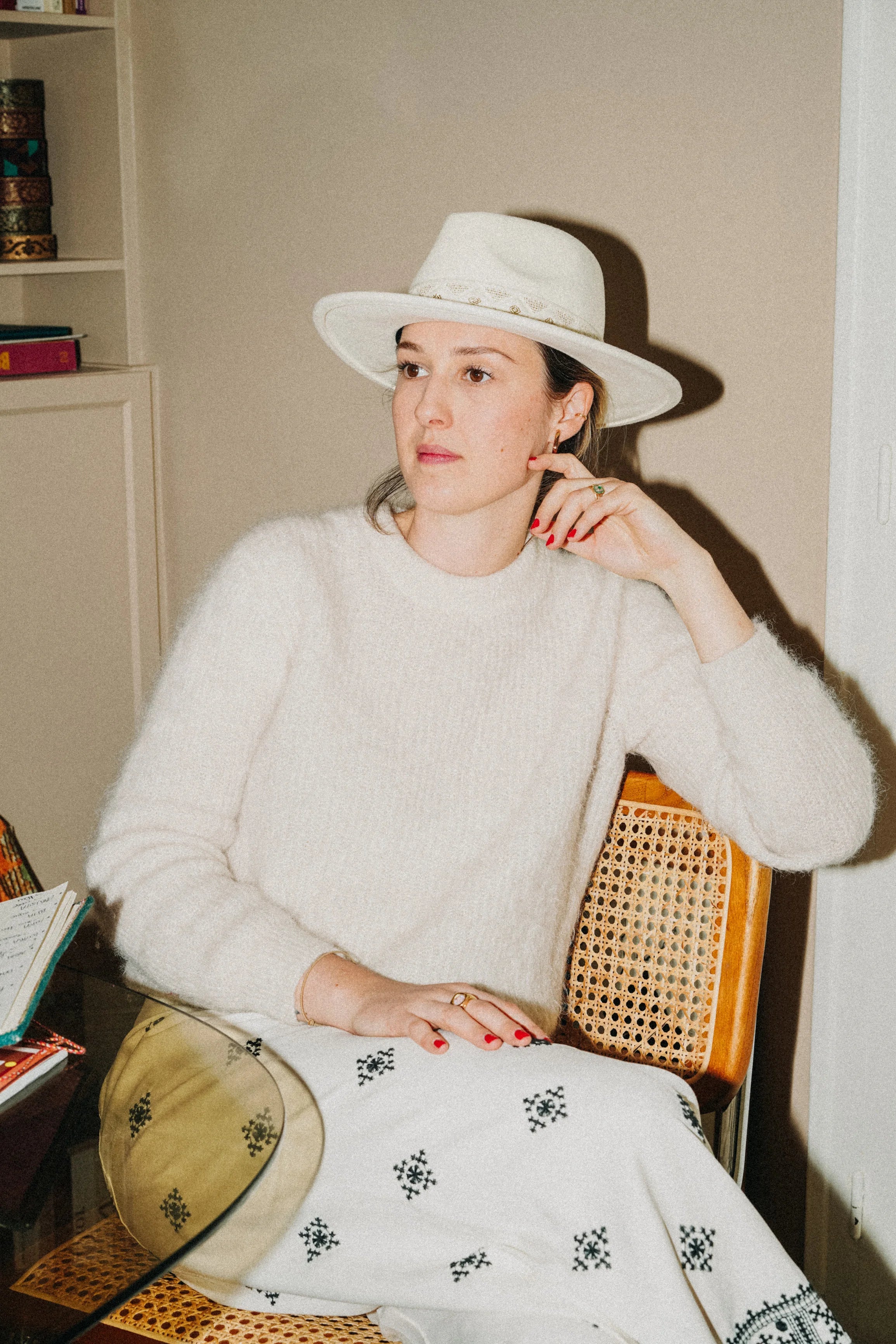 Chapeau en laine SACHA, galon blanc. Taille réglable
