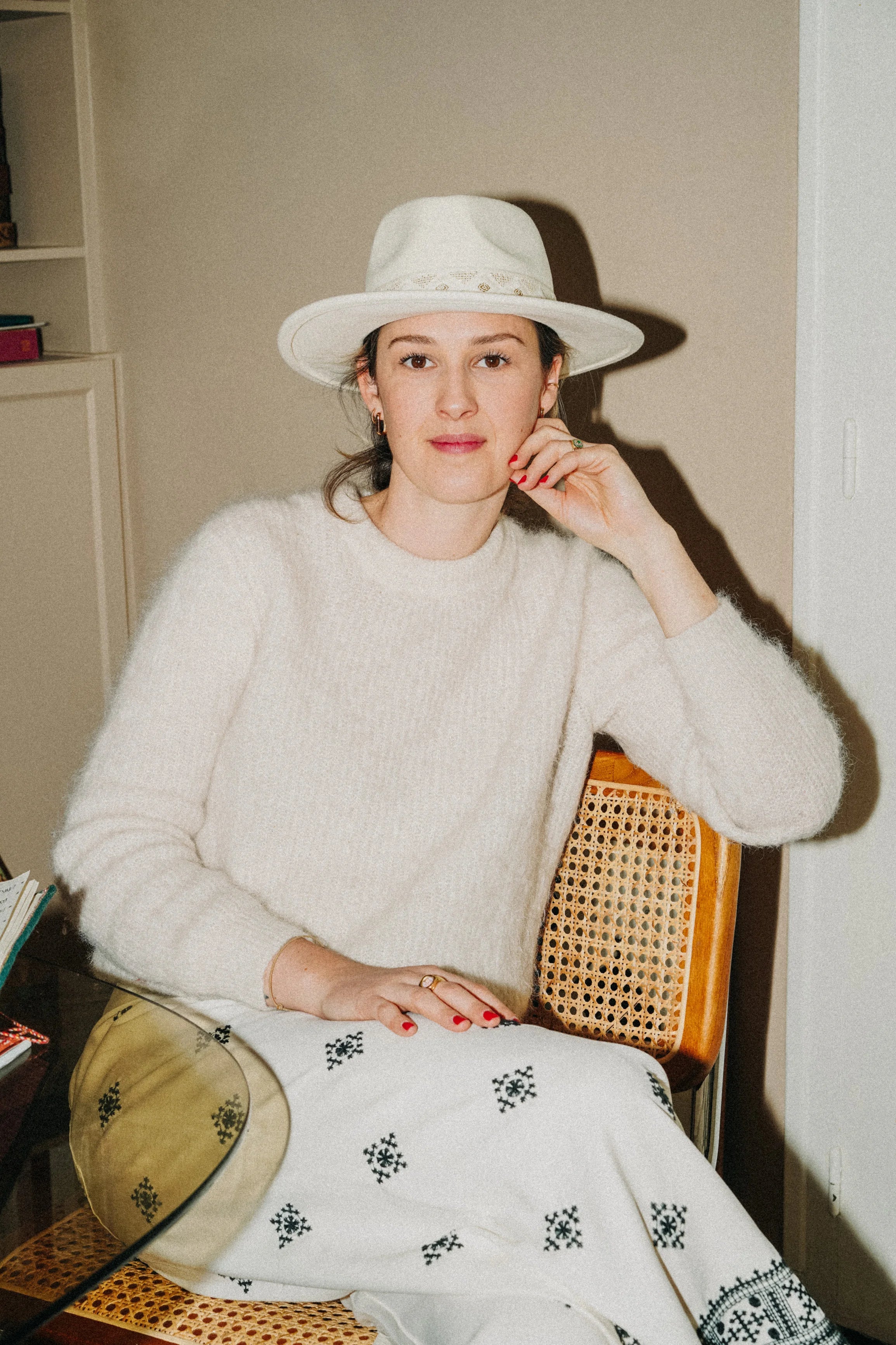 Chapeau en laine SACHA, galon blanc. Taille réglable