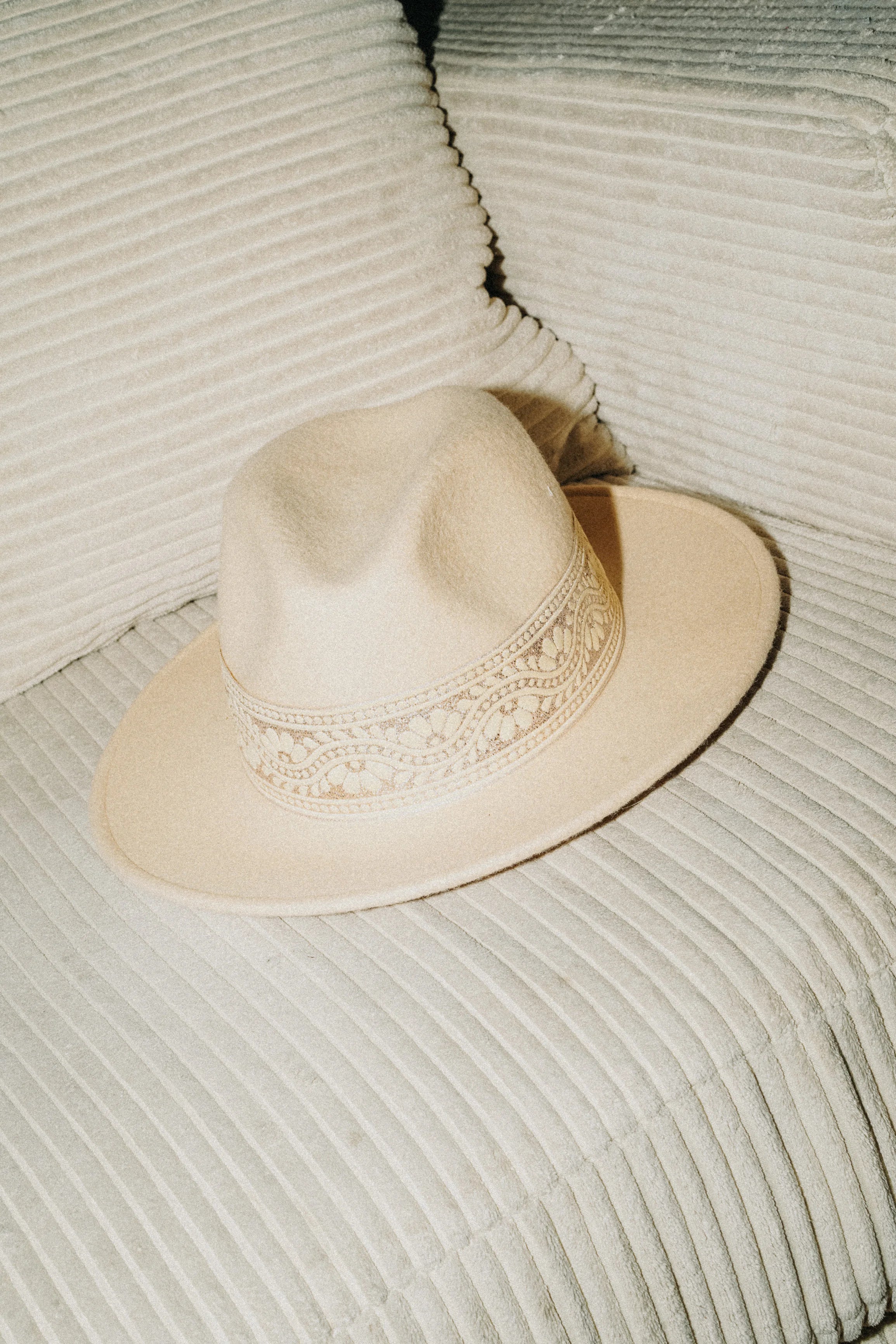 Chapeau en laine PIO, galon crème. Taille réglable