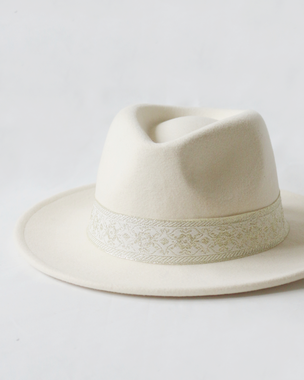 CHAPEAU SACHA . White Gold