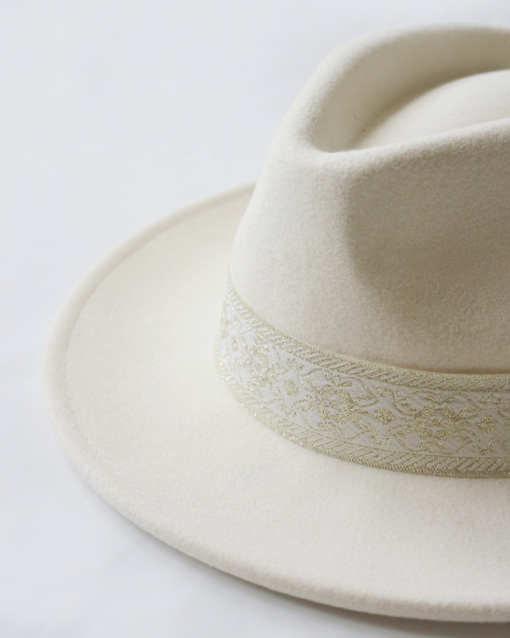 CHAPEAU SACHA . White Gold