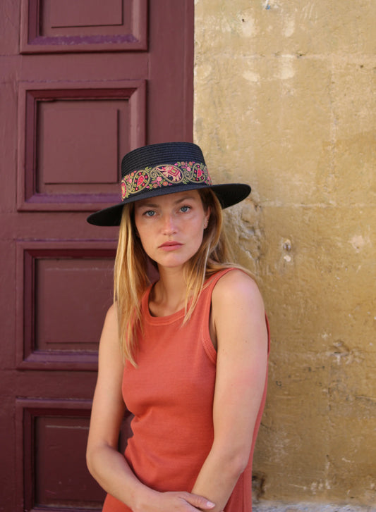Chapeau de paille KIARA, galon vert fuchsia. Taille réglable