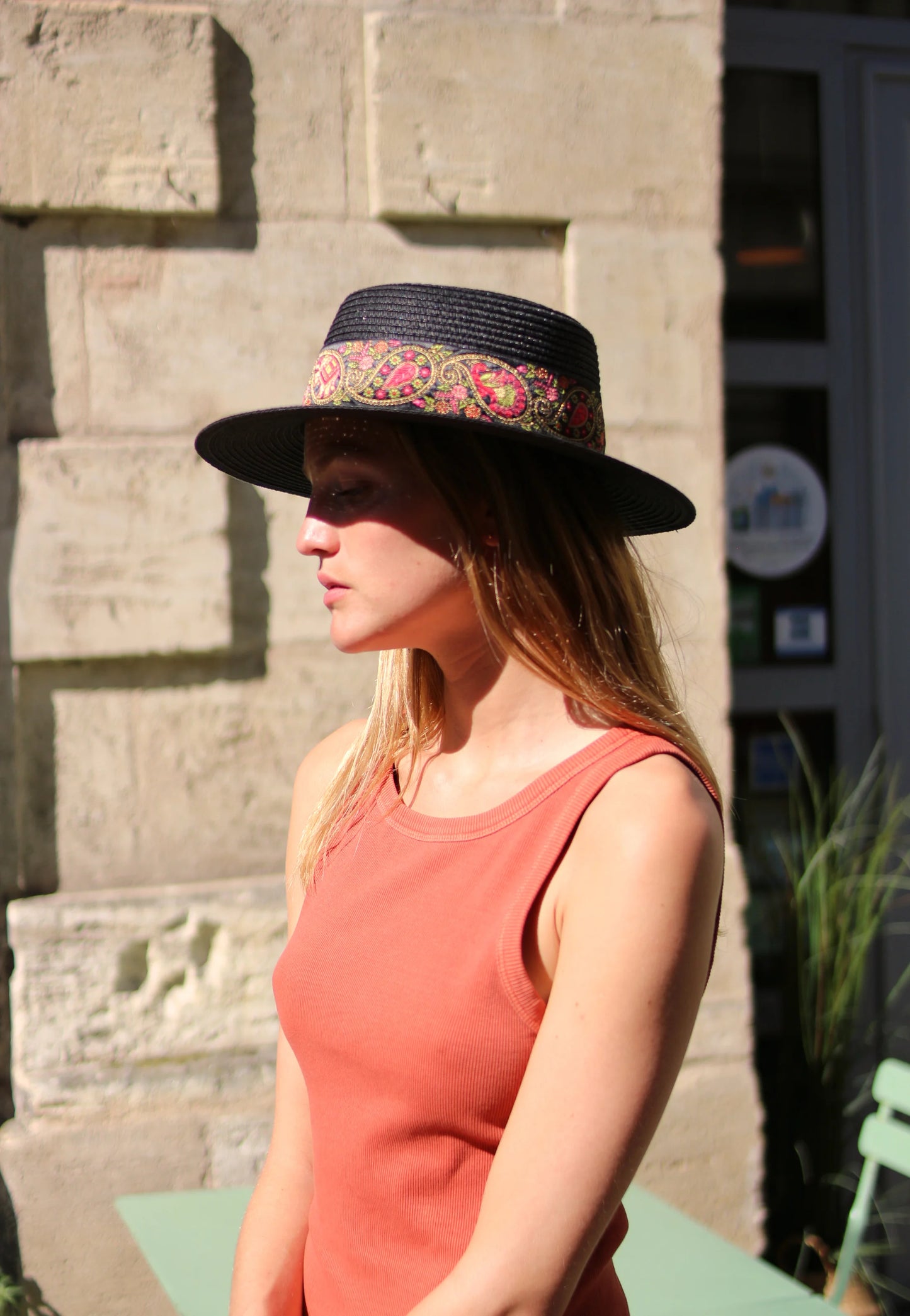 Chapeau de paille KIARA, galon vert fuchsia. Taille réglable