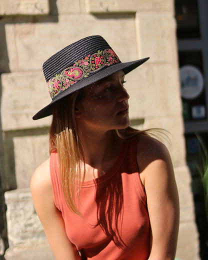 Chapeau de paille KIARA, galon vert fuchsia. Taille réglable