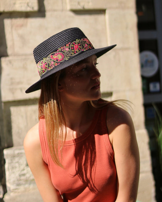 Chapeau de paille KIARA, galon vert fuchsia. Taille réglable