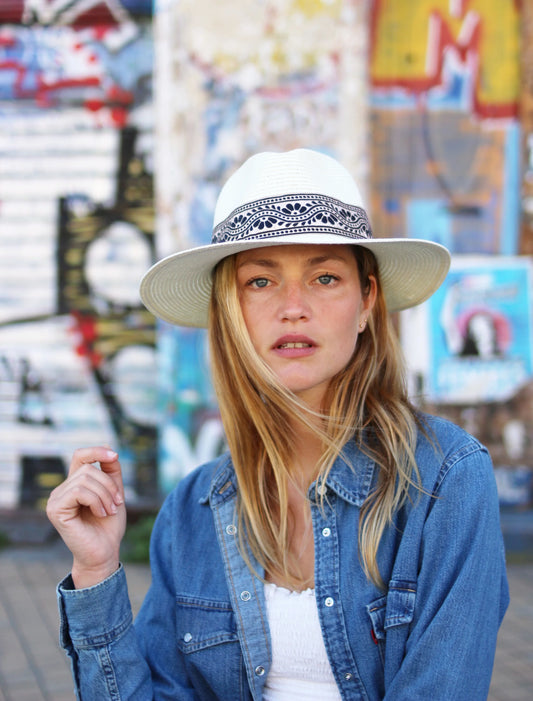 Chapeau de paille PAOLA, galon noir. Taille réglable
