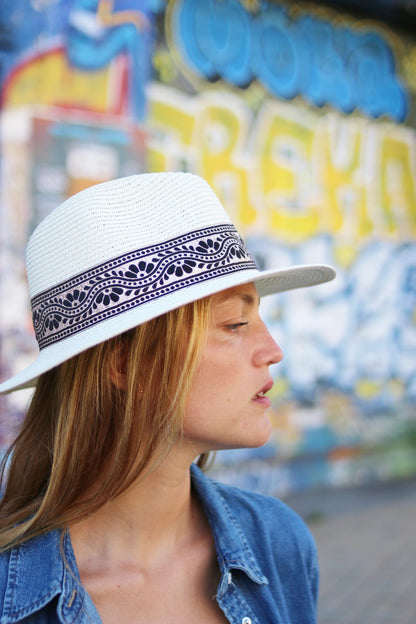 Chapeau de paille PAOLA, galon noir. Taille réglable