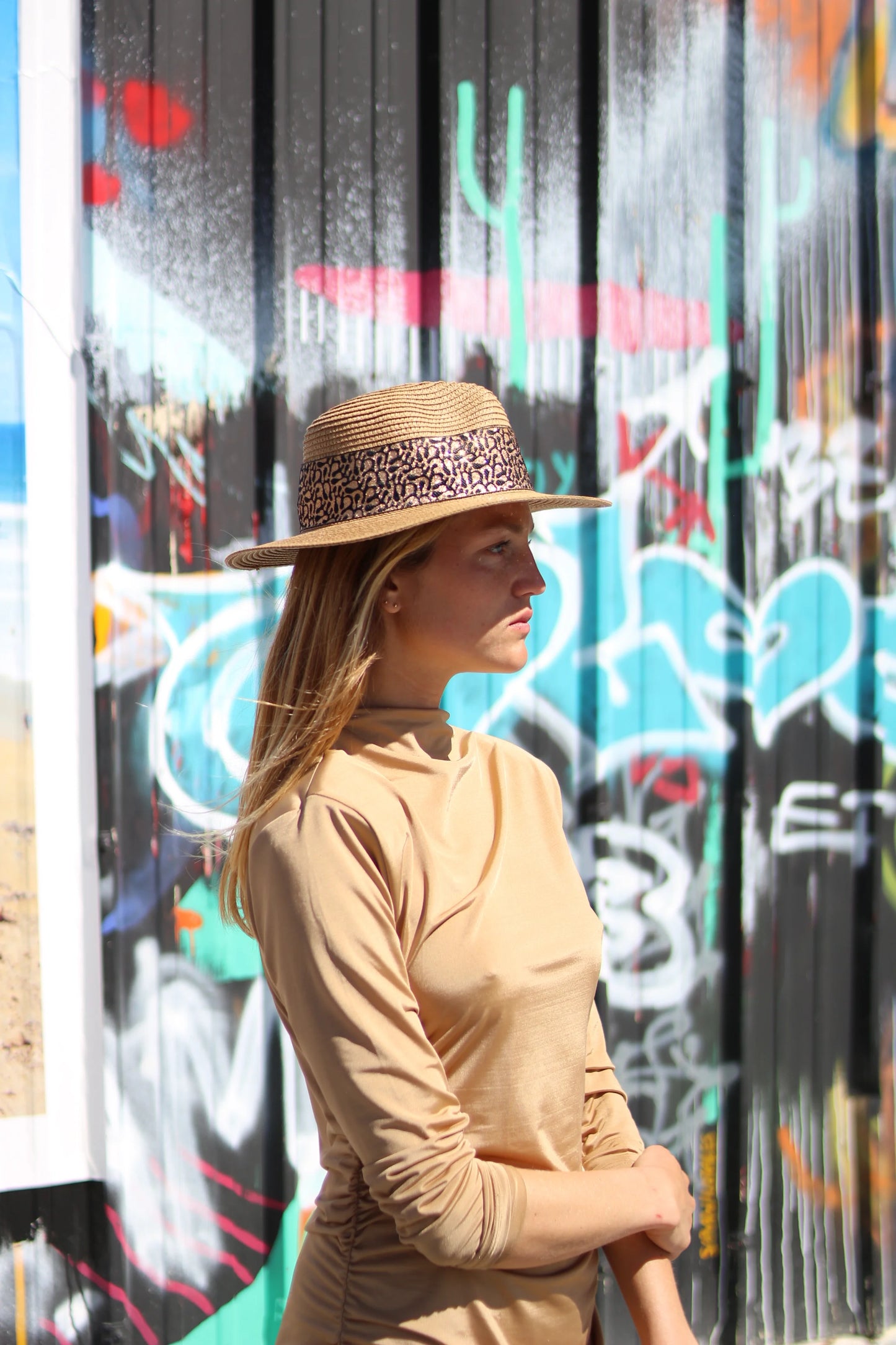 Chapeau de paille SIENNA, galon noir doré. Taille réglable