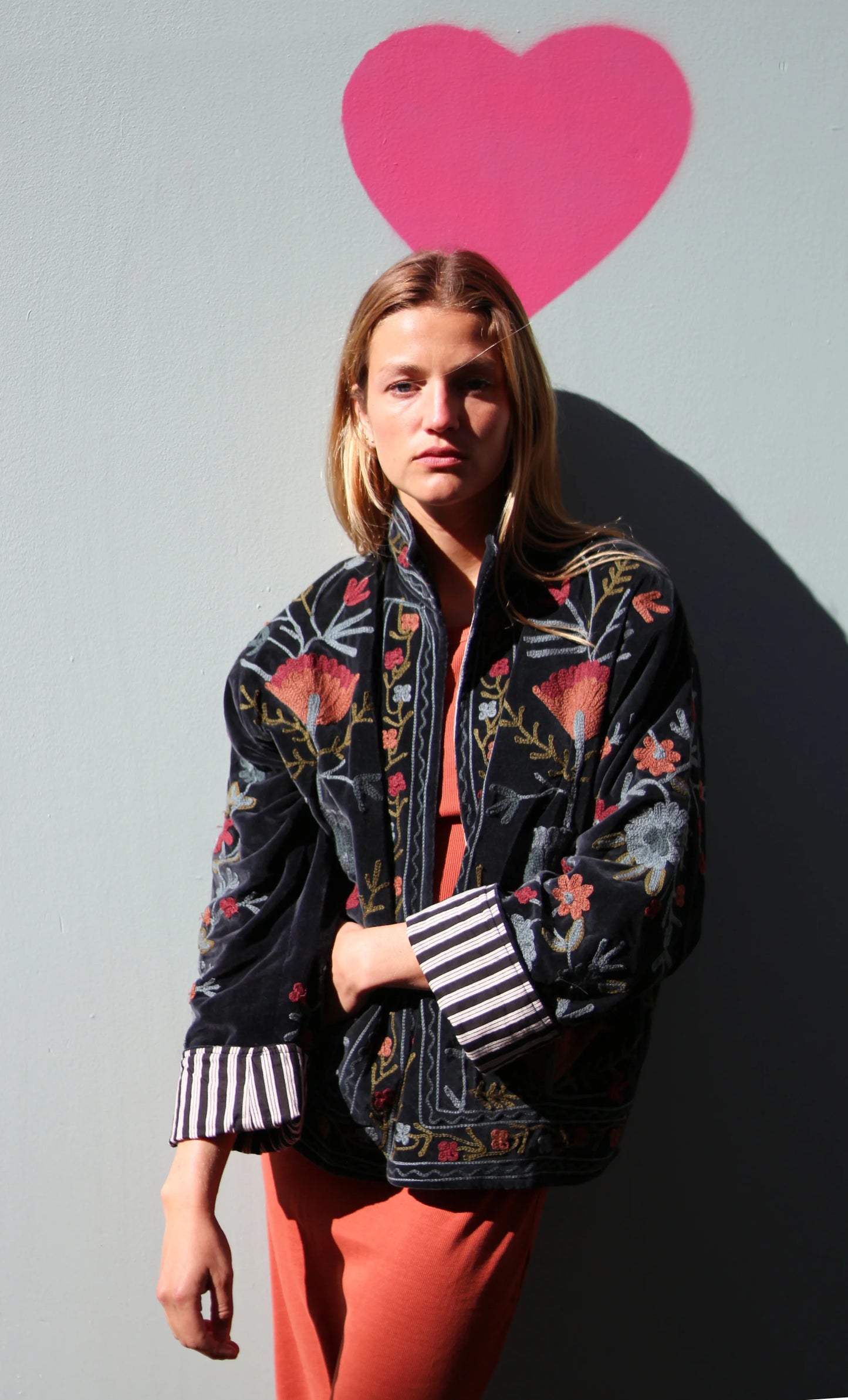 Veste Brodée NOIRE, velours & broderies multicolores