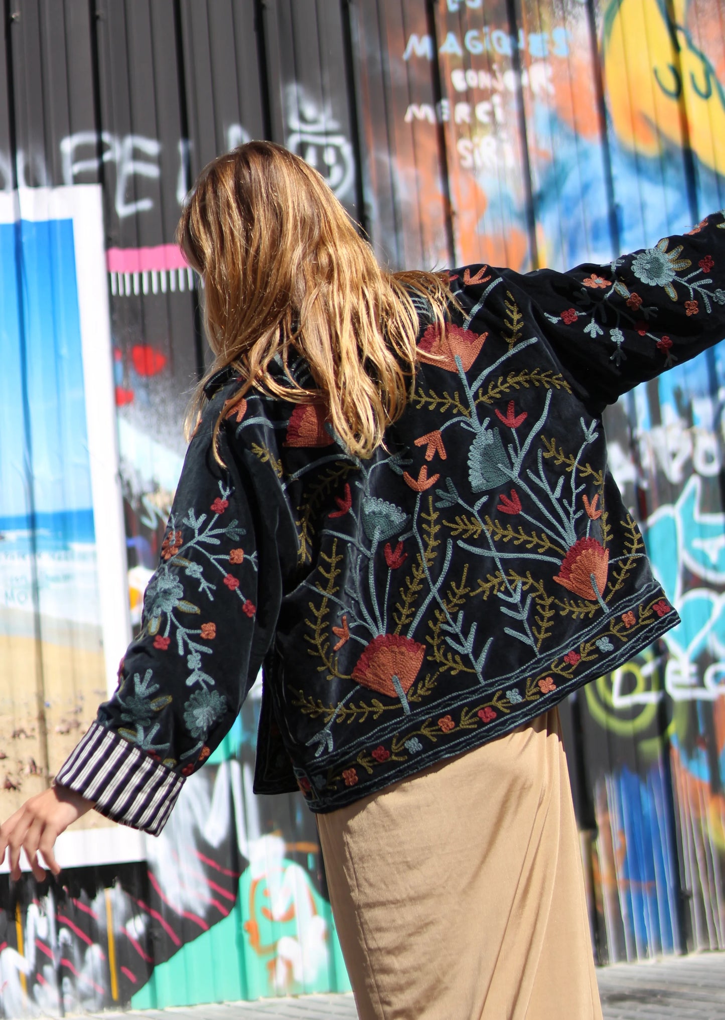 Veste Brodée NOIRE, velours & broderies multicolores