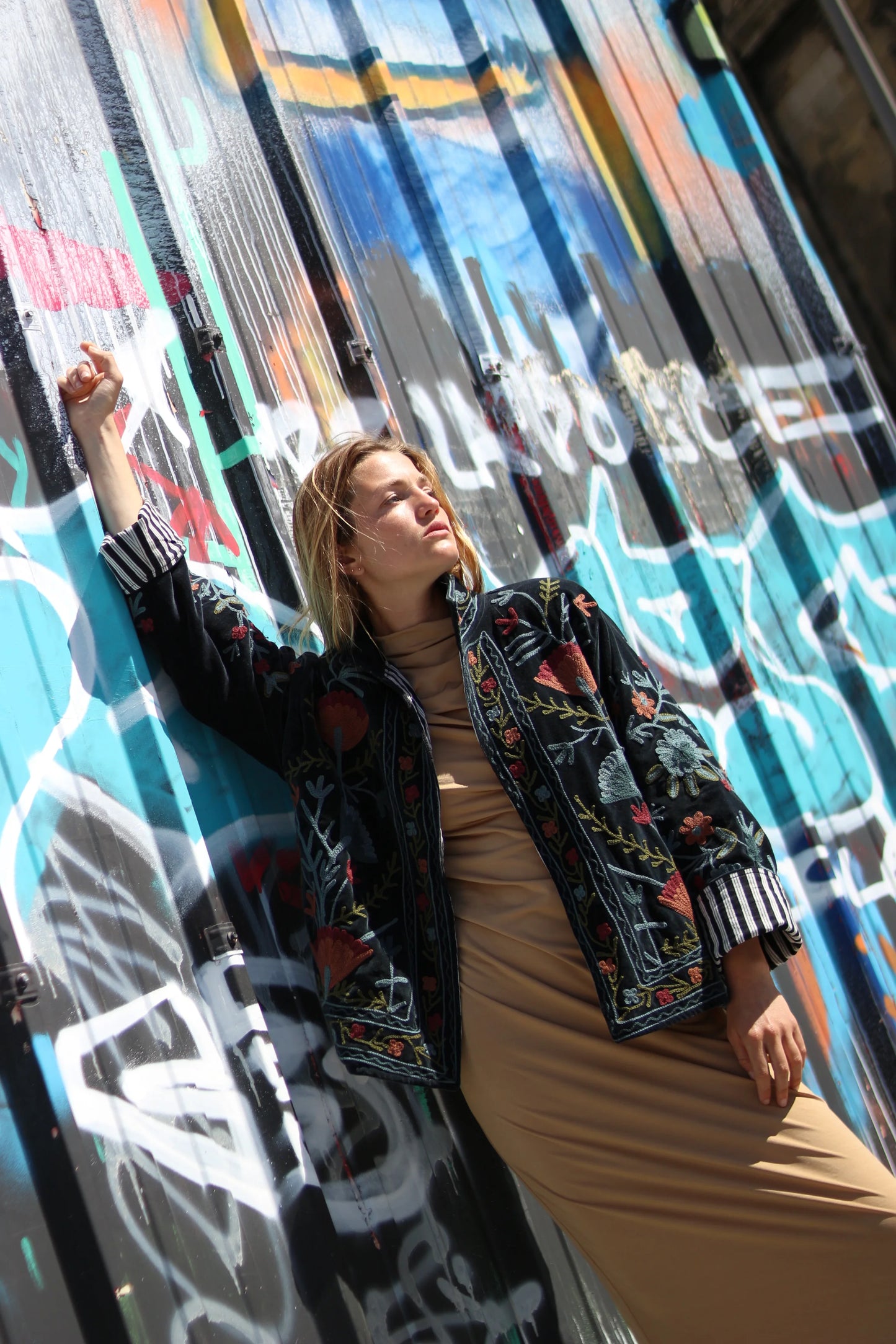 Veste Brodée NOIRE, velours & broderies multicolores