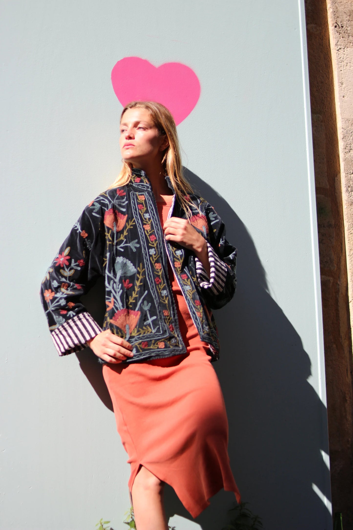 Veste Brodée NOIRE, velours & broderies multicolores