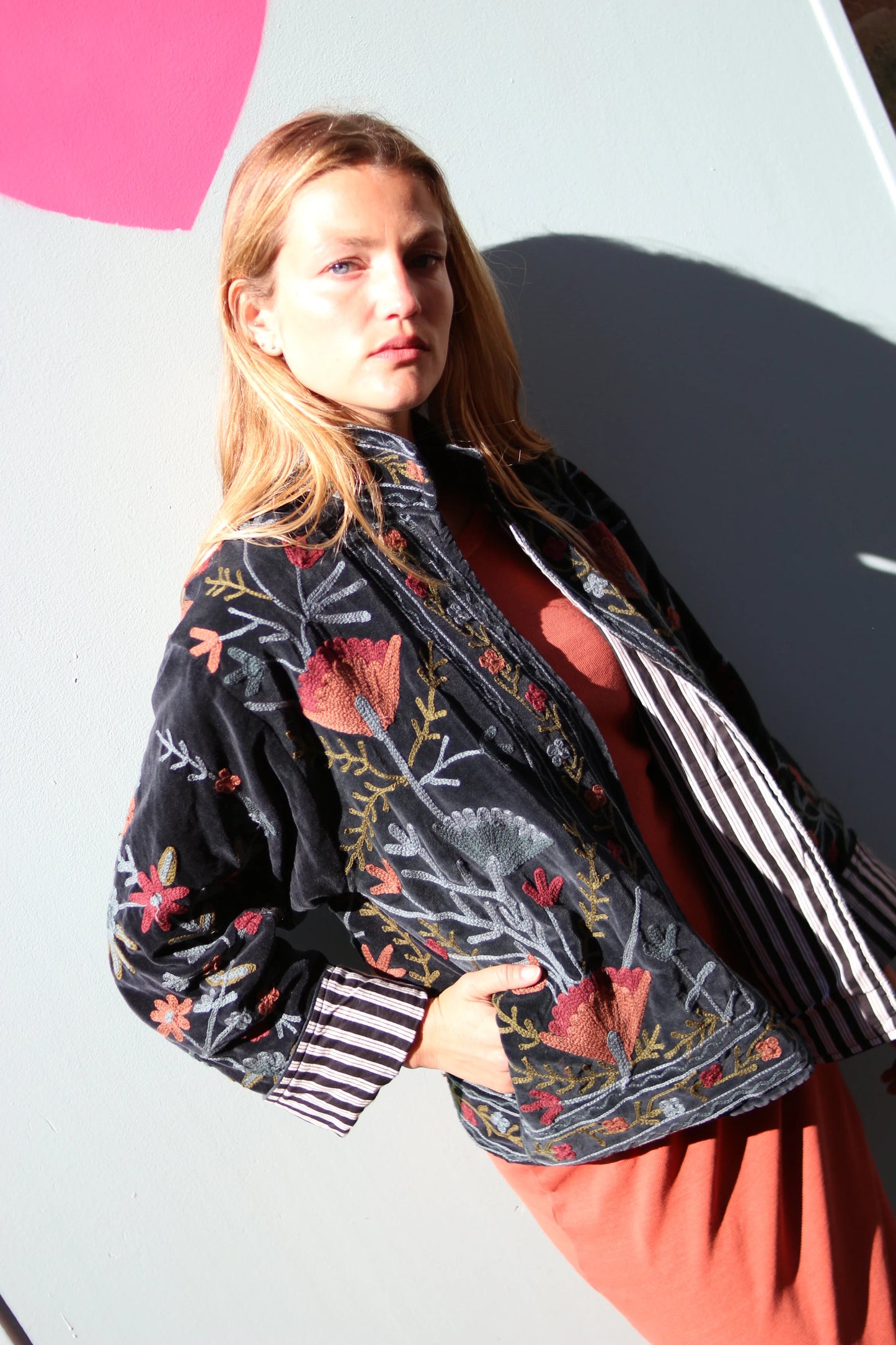 Veste Brodée NOIRE, velours & broderies multicolores