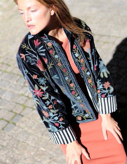 Veste Brodée NOIRE, velours & broderies multicolores