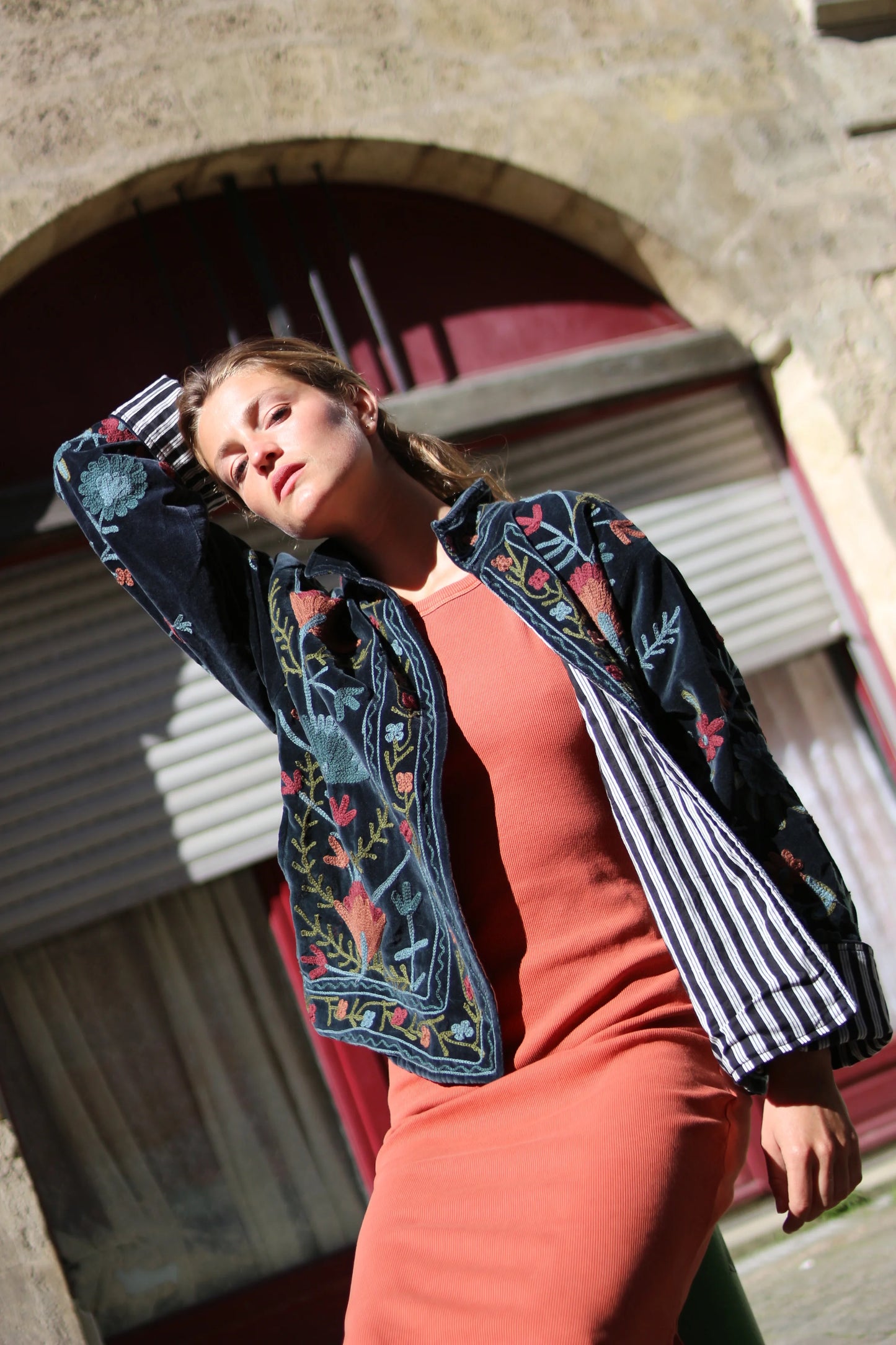 Veste Brodée NOIRE, velours & broderies multicolores