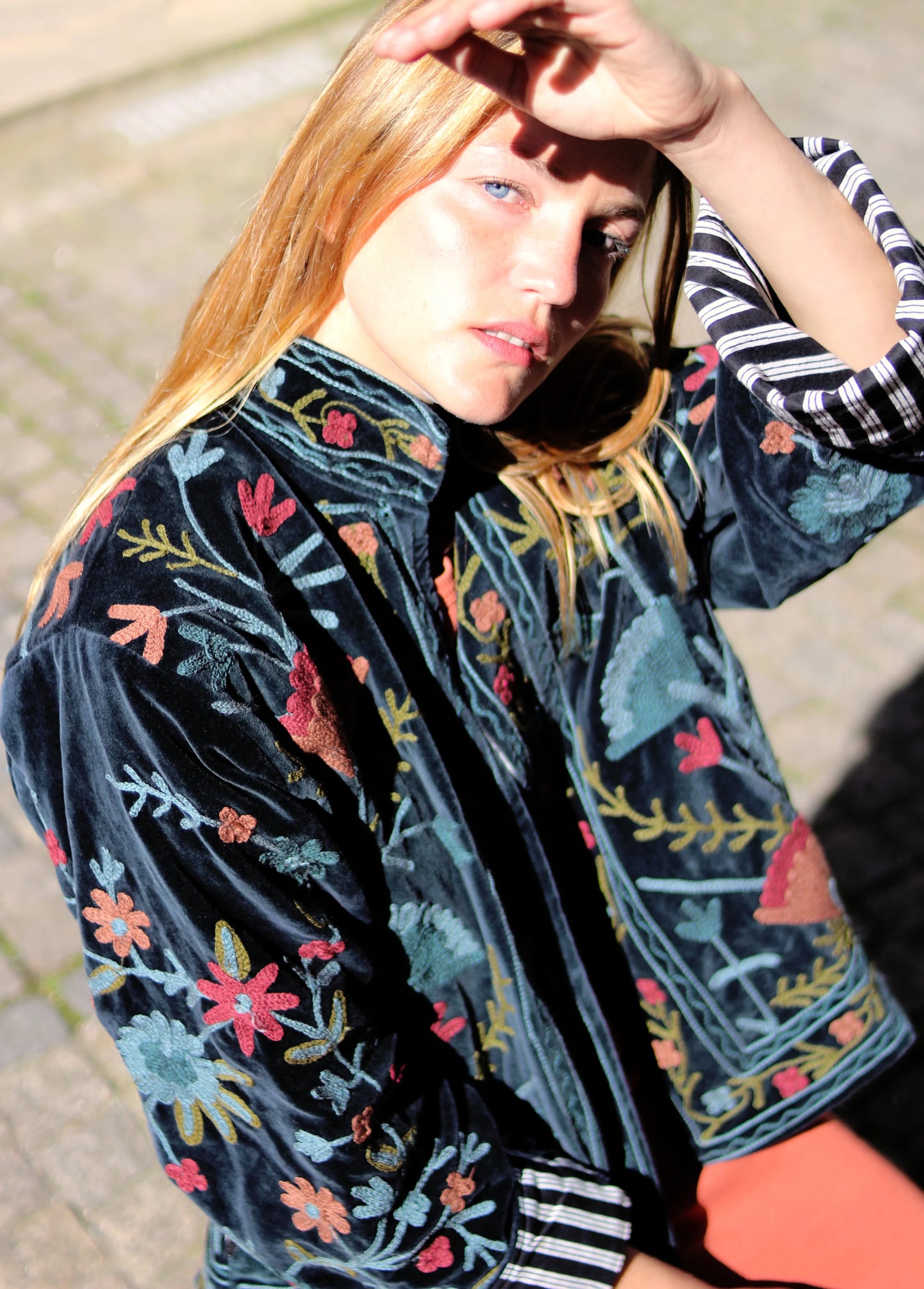 Veste Brodée NOIRE, velours & broderies multicolores