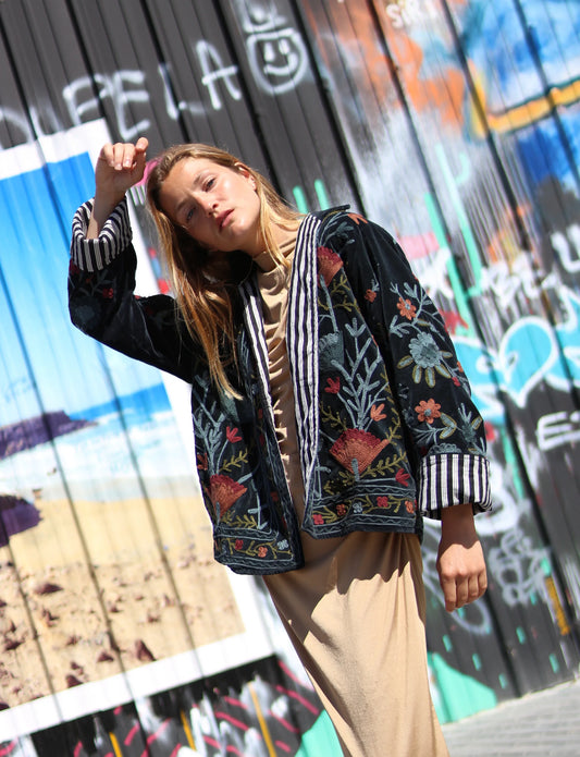 Veste Brodée NOIRE, velours & broderies multicolores