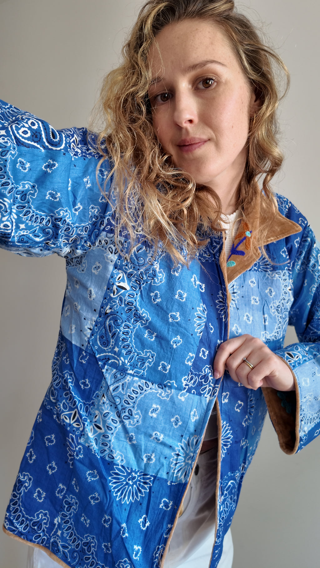 Veste en velours brodé Sonali – Camel