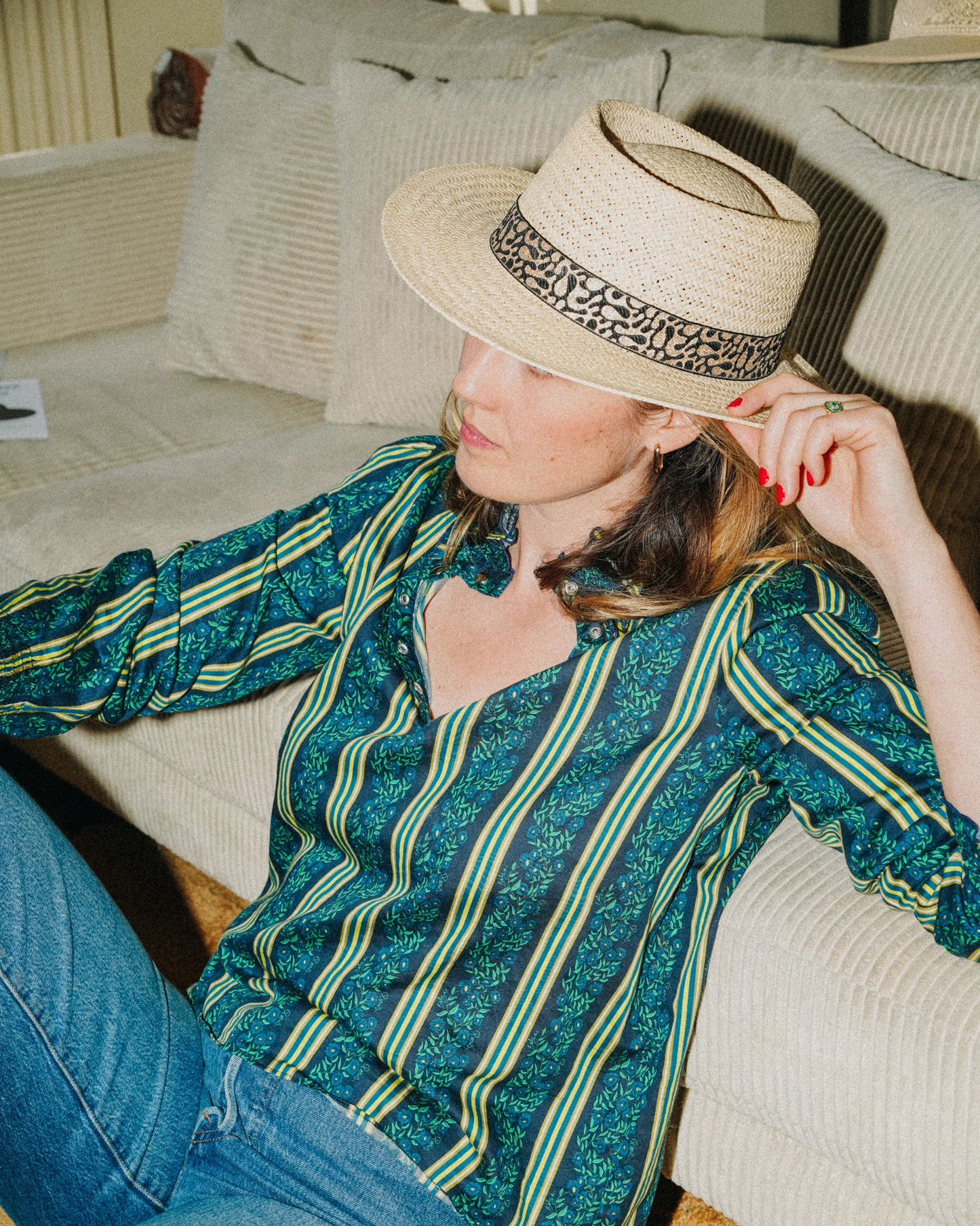 Chapeau de paille LUISA, galon noir doré. Taille réglable